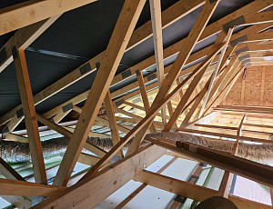 Zateplení stropu dřevostavby pomocí foukané izolace